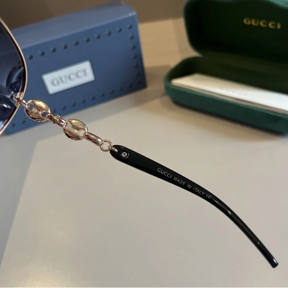 Gucci Women's Black and Gold Sunglasses